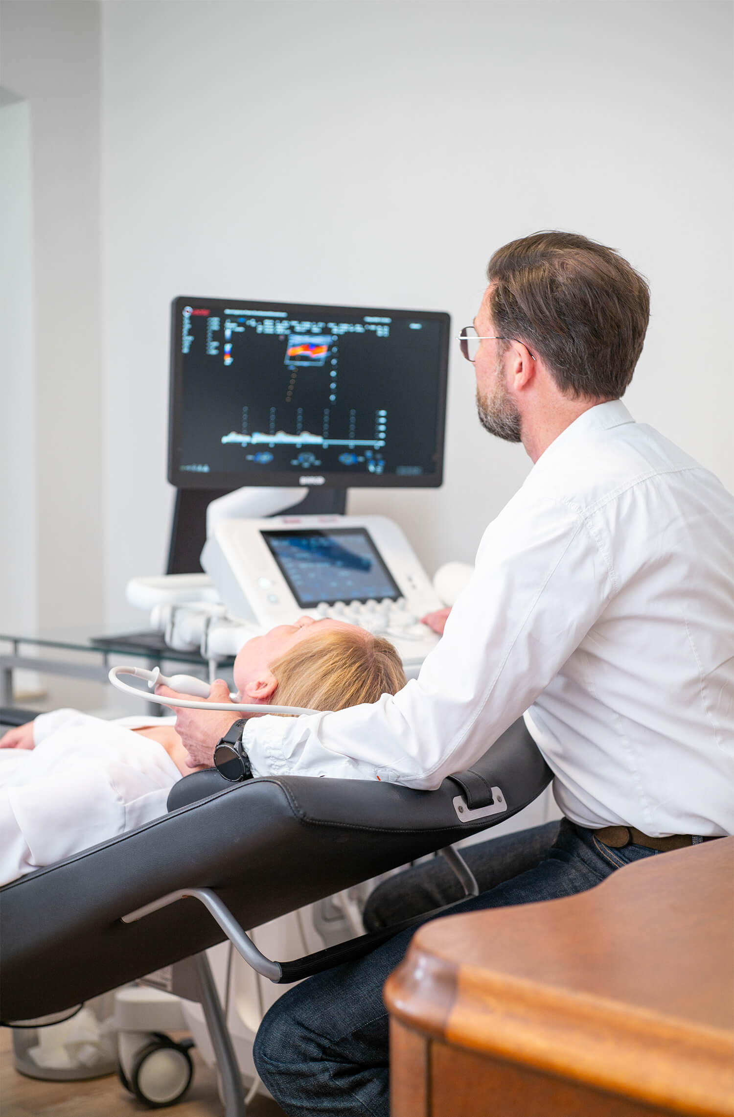 Stephan Groothuisen untersucht eine Patientin mit dem Ultraschallgerät